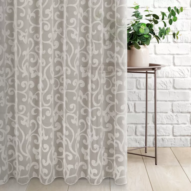 Tkanina firanowa lekka organdyna, z ornamentowym wzorem na całej powierzchni, wykończona obciążnikiem