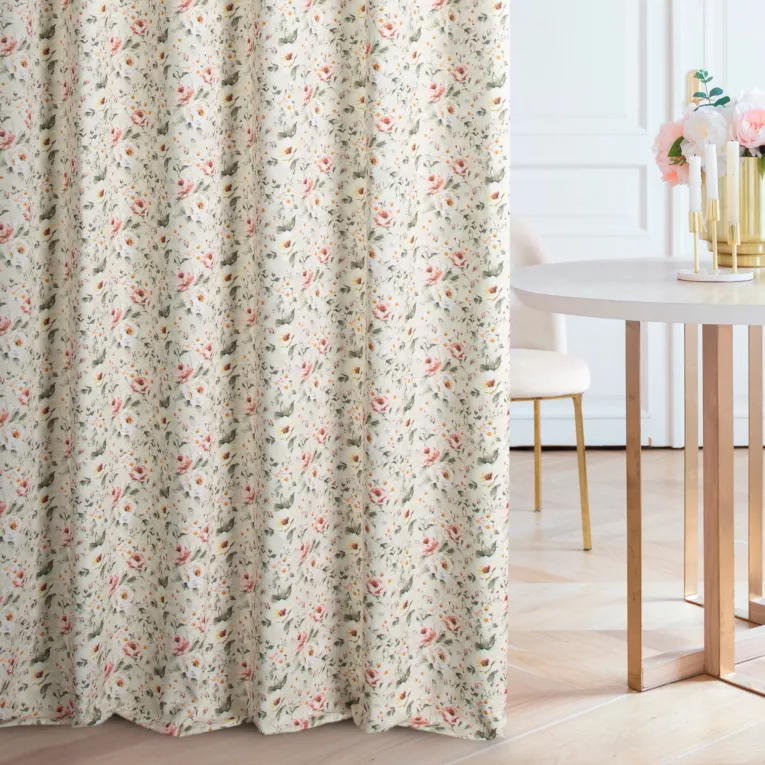 Zasłona szyta na tunelu beżowo różowa z tkaniny o naturalnym splocie z nadrukowanym kwiatowym wzorem
