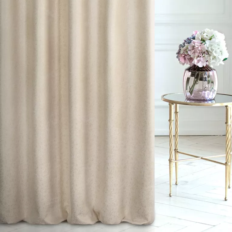 Zasłona szyta na flexach kremowo złota z szenilowej tkaniny w drobny geometryczny wzór przetykany błyszczącą nicią