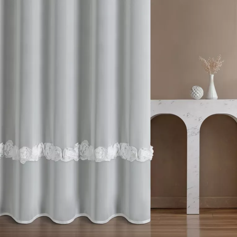 Firana szyta na flexach biała z szyfonowej tkaniny z pasem ozdobnych róż