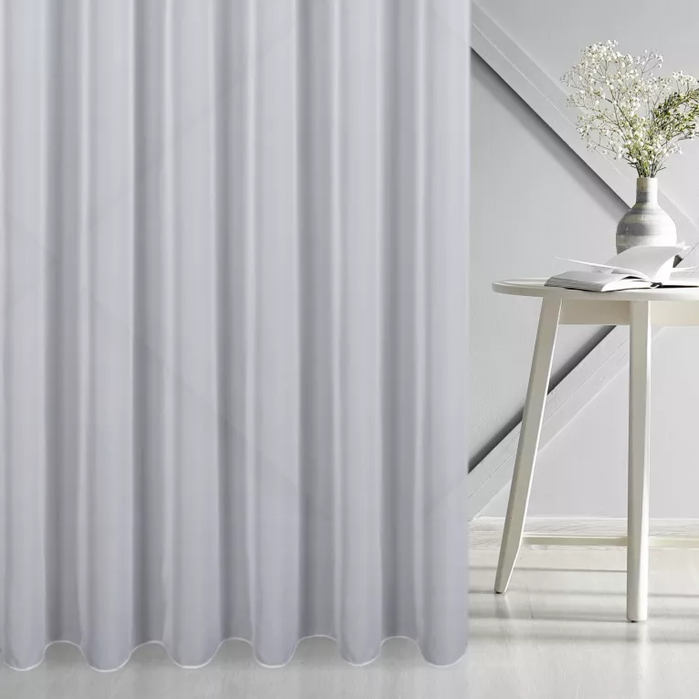 Firana szyta na taśmie 5 cm srebrna z delikatnej, miękkiej w dotyku żorżety, wykończonej obciążnikiem