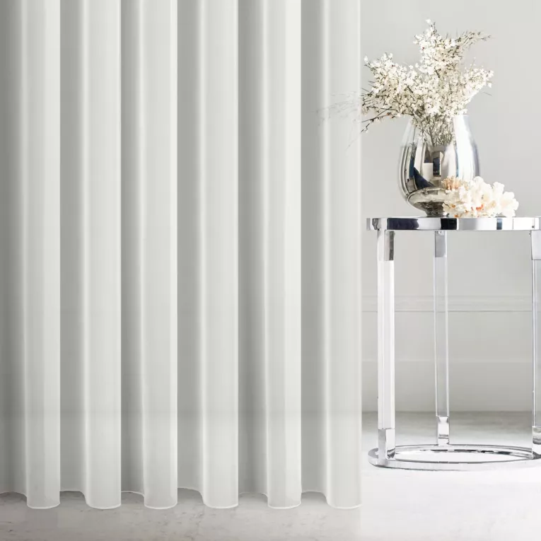 Firana szyta na taśmie 5 cm kremowa półprzezroczysta, matowa, z wysokiej jakości woalu, zakończona obciążnikiem