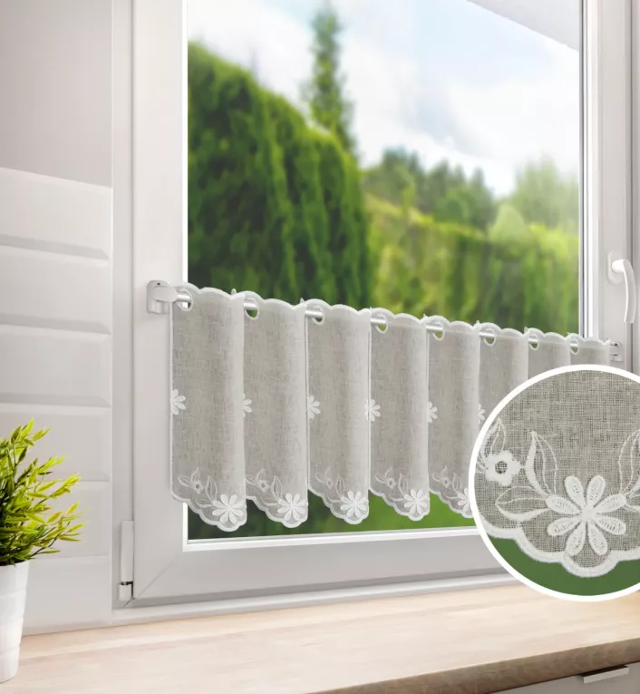 Tkanina firanowa zazdrostka z etaminy zdobiona haftem kwiatuszków