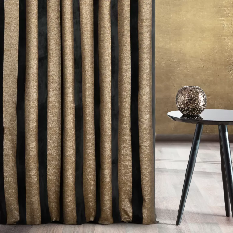 Zasłona szyta na taśmie 5 cm czarno złota z szenilowej tkaniny w pasy przetykane błyszczącą nicią