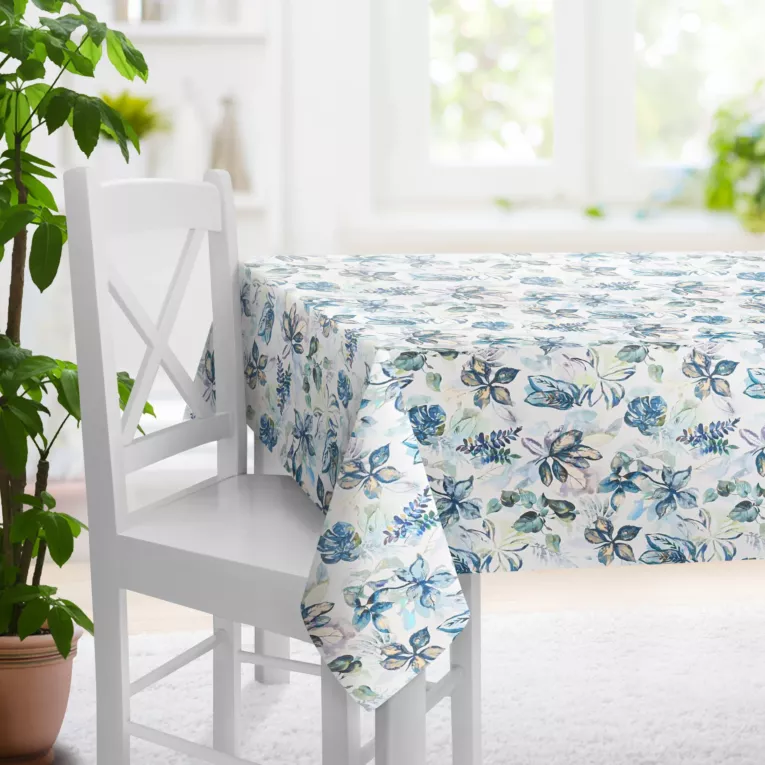 Obrus szyty niebiesko zielony z tkaniny o naturalnym splocie z nadrukowanym kwiatowym wzorem