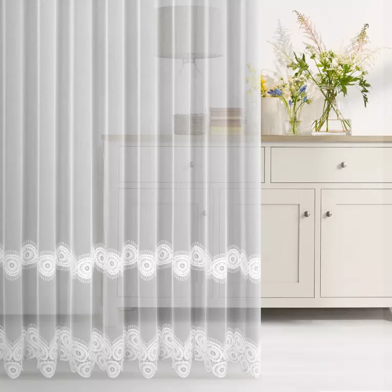 Firana szyta na taśmie 5 cm biało beżowa z delikatnej tkaniny typu aden zdobionej aplikacją o subtelnym połysku