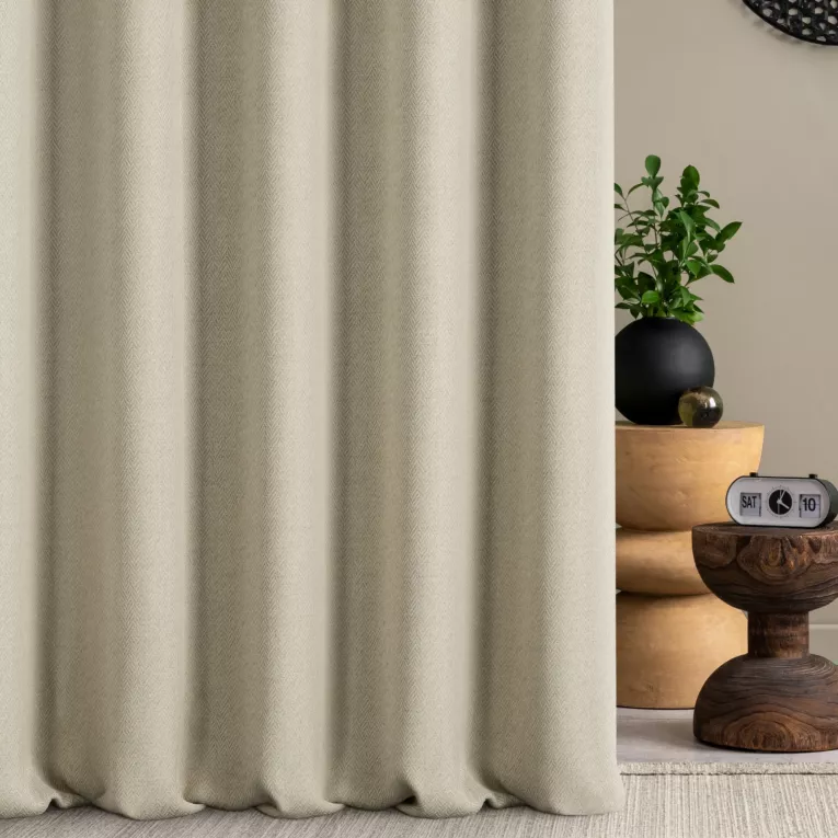 Zasłona szyta na flexach ciemnobeżowa z tkaniny z jodełkowym wzorem geometrycznym