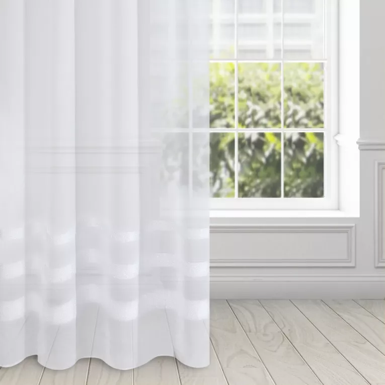 Firana AILEEN z matowej etaminy zdobiona pasami z moherową błyszczącą nicią