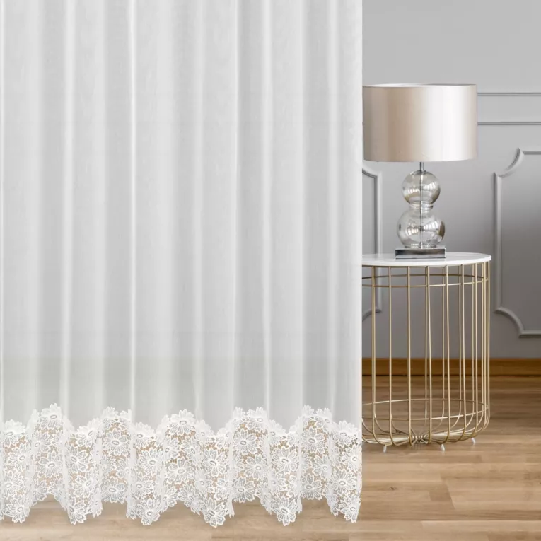 Firana szyta na taśmie 5 cm biała z matowej tkaniny ADEN ozdobionej kwiatową aplikacją