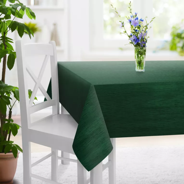 Obrus szyty zielony z tkaniny welwetowej w pionowe prążki, wykończona obciążnikiem