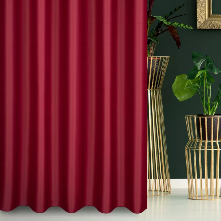 Zasłona szyta na taśmie 5 cm bordowa z gładkiej tkaniny zaciemniającej typu dimout wykończona obciążnikiem