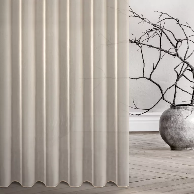 Firana szyta na taśmie 5 cm kremowa z delikatnej matowej tkaniny w drobną krateczę nie wymagającej prasowania, wykończonej obciążnikiem