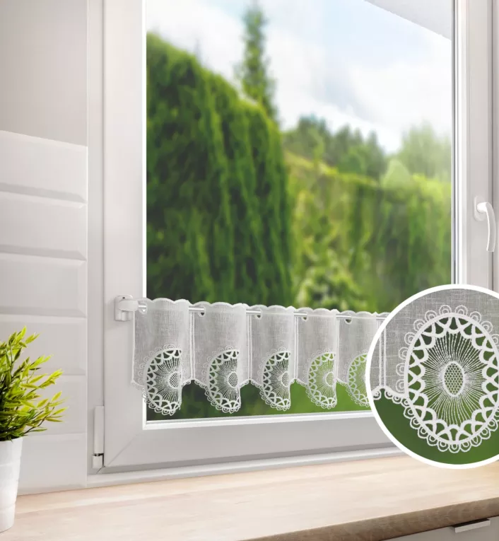 Tkanina firanowa zazdrostka zdobiona ażurowym haftem