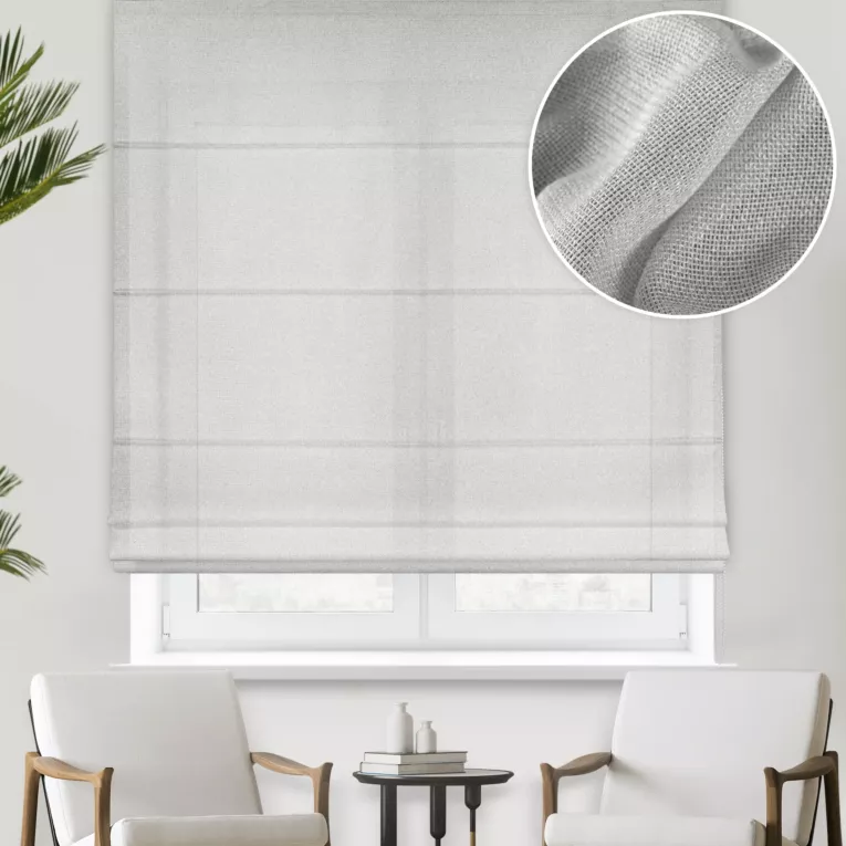 Roleta rzymska jasnoszara z drobnej siateczki, wykończona obciążnikiem