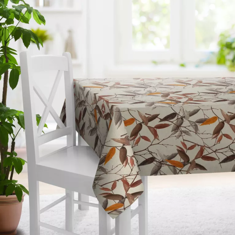 Obrus szyty brązowo kremowy z tkaniny o naturalnym splocie z dodatkiem lnu, zdobionej nadrukiem w kształcie liści