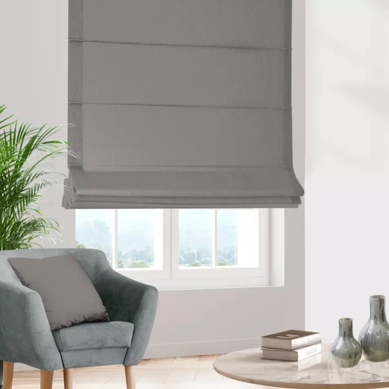 Roleta rzymska popielata z gładkiej tkaniny zaciemniającej typu dimout