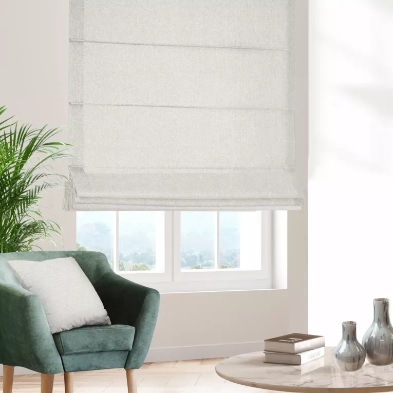 Roleta rzymska jasnosrebrna z tkaniny o naturalnym splocie w stylu eko