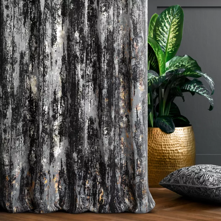 Zasłona szyta na taśmie 5 cm srebrno czarna z tkaniny welwetowej z metalicznym nadrukiem