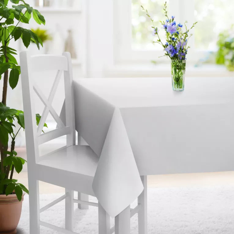 Obrus szyty kremowy z miękkiej w dotyku tkaniny szenilowej