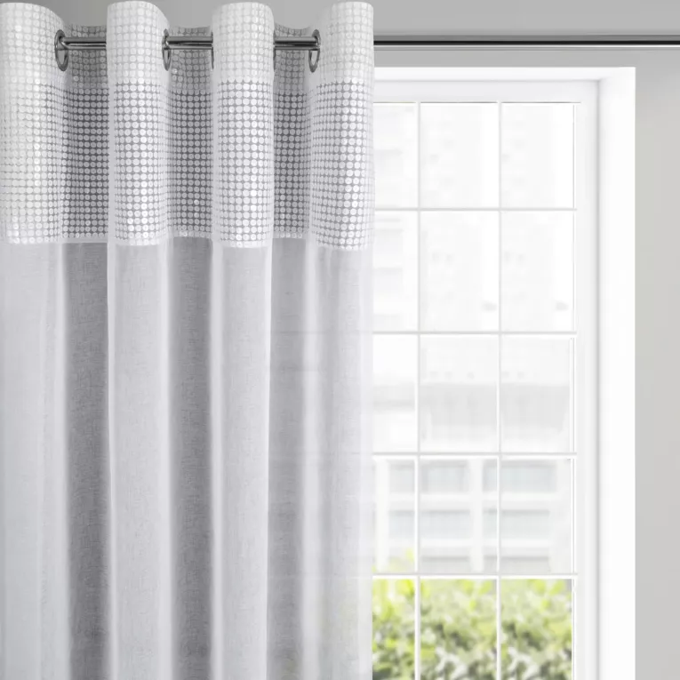 Firana z pasem lśniących cekinów oraz zwiewnej etaminy