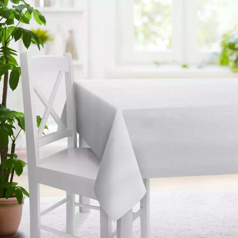 Obrus szyty SAFARI 1 biały z miękkiej welwetowej tkaniny z połyskiem i poziomym prążkiem