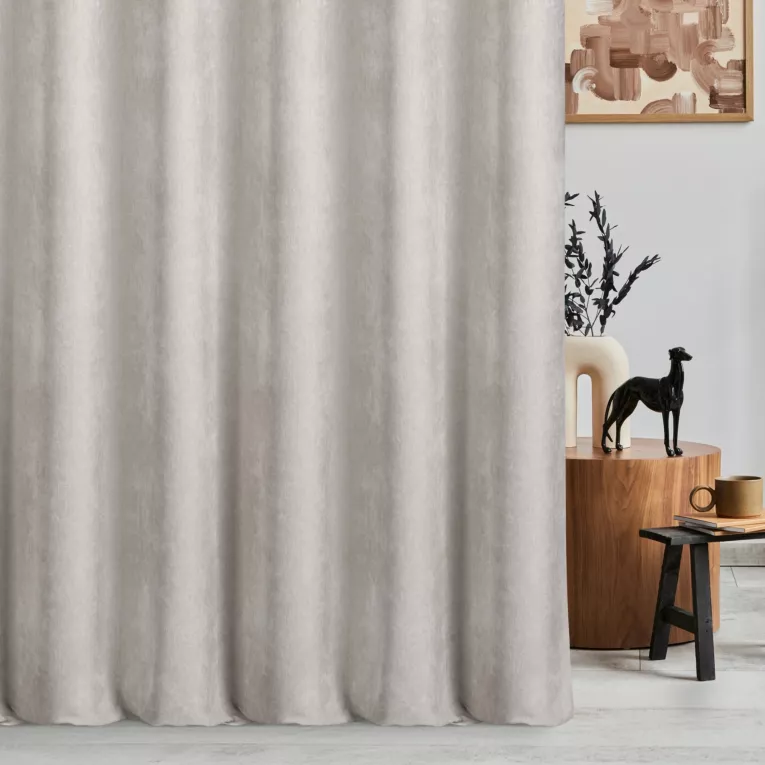 Zasłona szyta na flexach srebrna z tkaniny o szenilowej strukturze