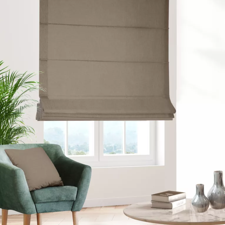 Roleta rzymska ciemnobeżowa ze strukturalnej tkaniny typu blackout, zaciemniająca w 100%