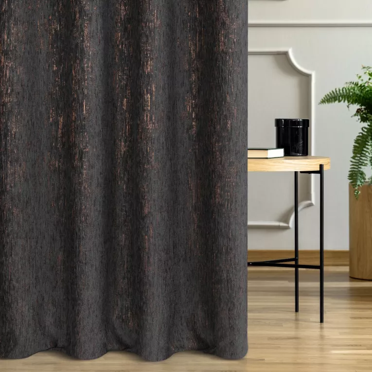 Zasłona szyta na flexach czarno miedziana z miękkiej, szenilowej tkaniny o przecieranym wzorze przetykanej błyszczącą nicią w kolorze miedzianym Italissima Eva M