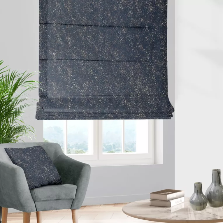 Roleta rzymska STONE niebieska z grubej welwetowej tkaniny w drobny połyskujący wzór