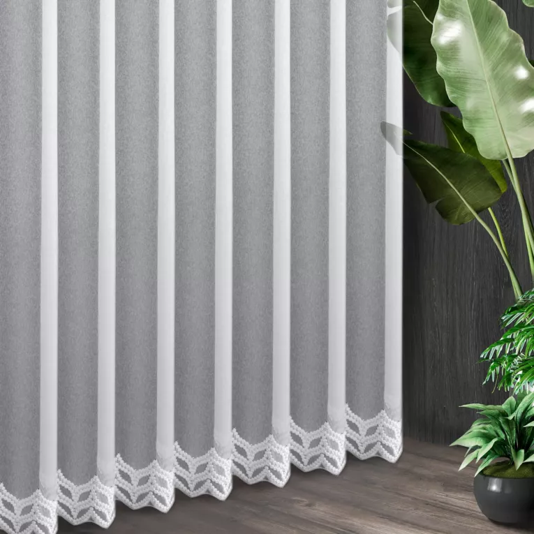 Tkanina firanowa połyskliwa markizeta, zdobiona dołem haftem i cyrkoniami