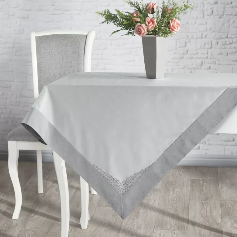 Ekskluzywny obrus KLARA zdobiony aplikacją z cyrkoniami