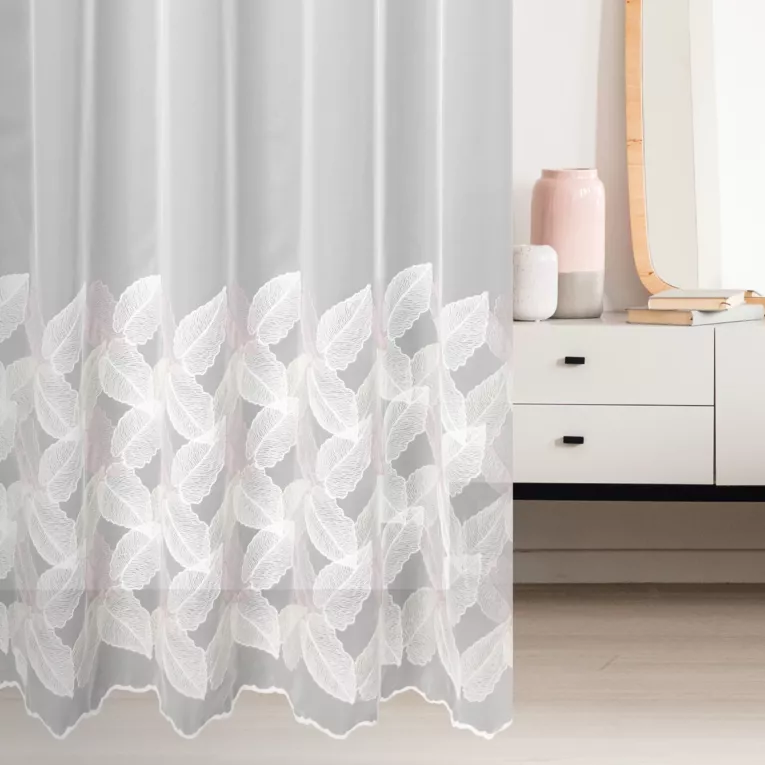 Tkanina firanowa, matowa typu peru zdobiona dwukolorowym haftem