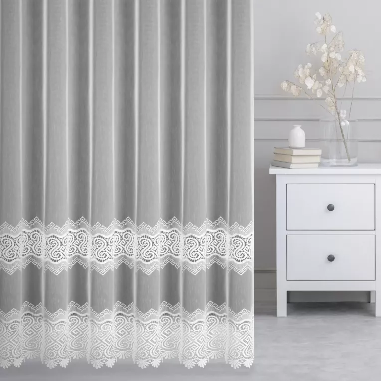 Firana szyta na taśmie fala biała z matowej tkaniny z efektem deszczyku zdobionej aplikacją w formie poziomych pasów