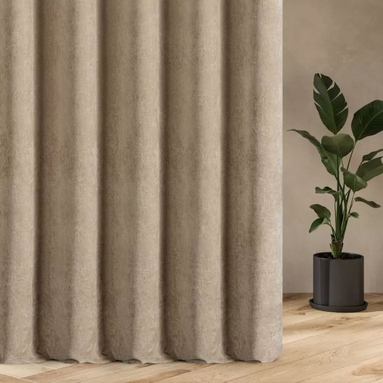 Zasłona szyta na tunelu beżowa z tkaniny o szenilowej strukturze