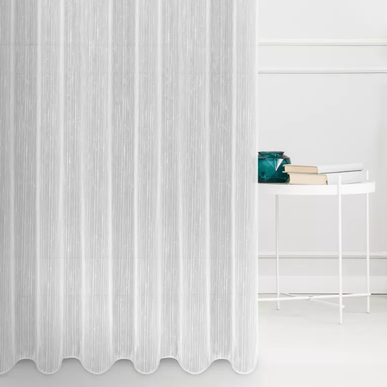 Firana szyta na taśmie 5 cm jasnoszara z tkaniny w pionowe, cienkie pasy, wykończona obciążnikiem