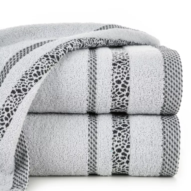 Ręcznik TESSA z bordiurą w cętki inspirowany dziką naturą