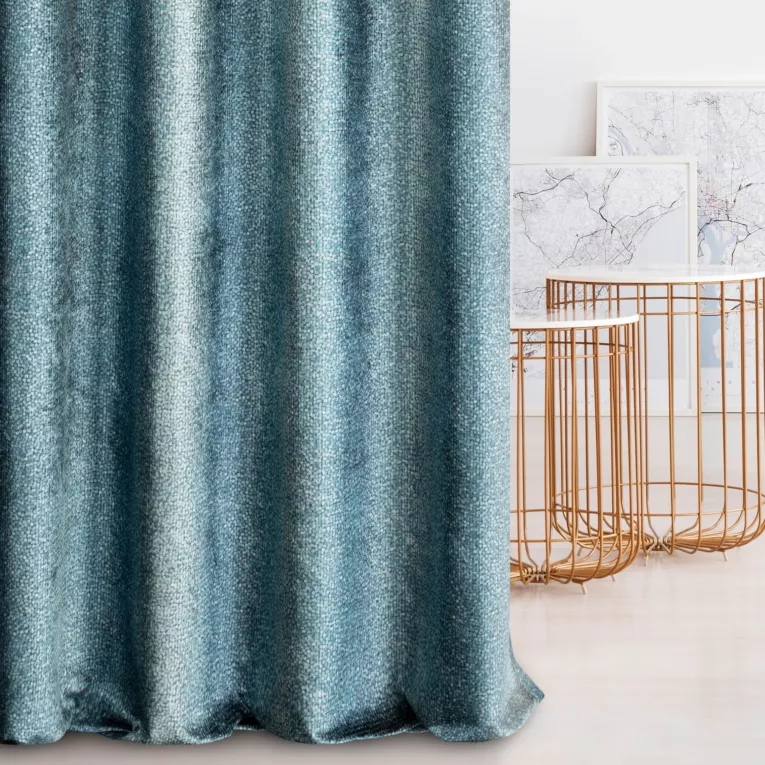 Zasłona szyta na taśmie 5 cm granatowa z grubej tkaniny welwetowej drukowanej w drobny wzór