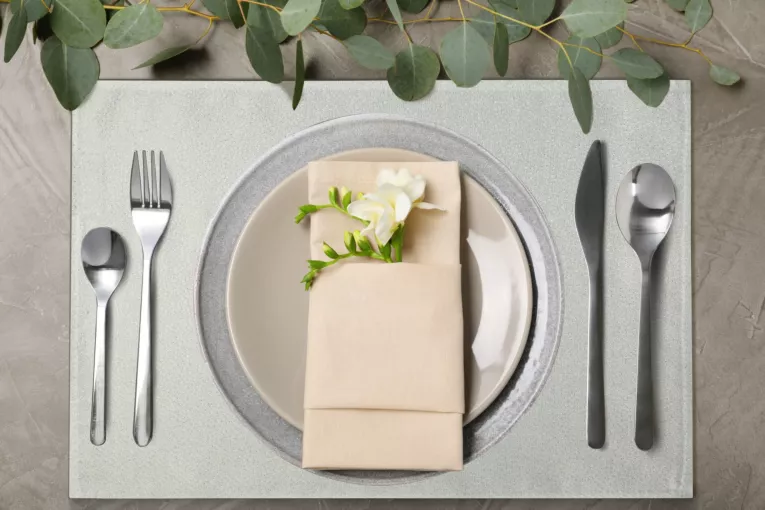 Komplet serwetek 4 szt 30x40 cm plamoodporny EDNA zdobione błyszczącym delikatnym wzorem