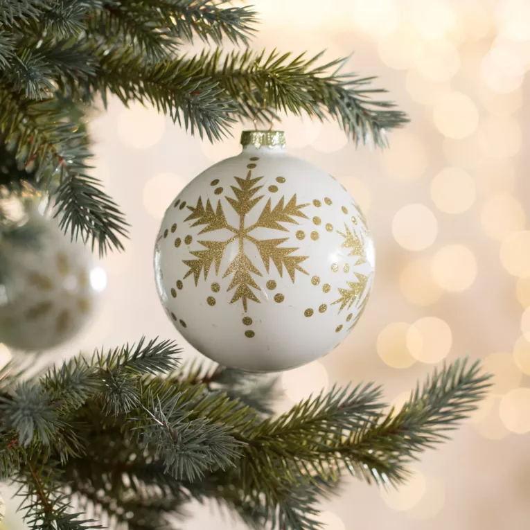 Szklana bombka ręcznie zdobiona wzorem lśniącej gwiazdy