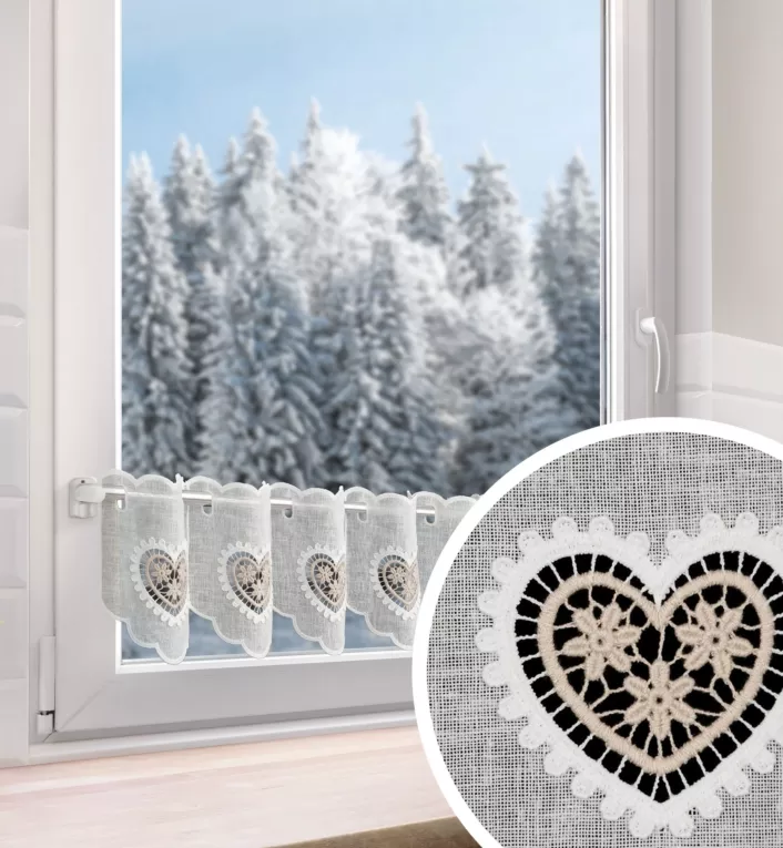 Tkanina firanowa zazdrostka z etaminy zdobiona haftowanymi ażurowymi sercami