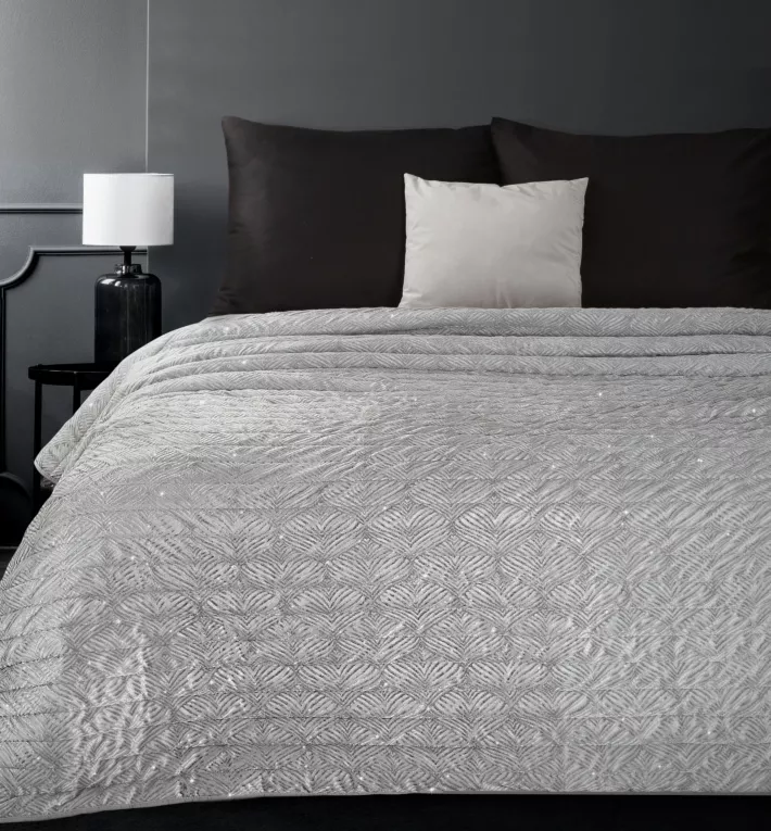 EUROFIRANY PREMIUM Narzuta z welwetu  z wytłaczanym wzorem i dodatkiem brokatu