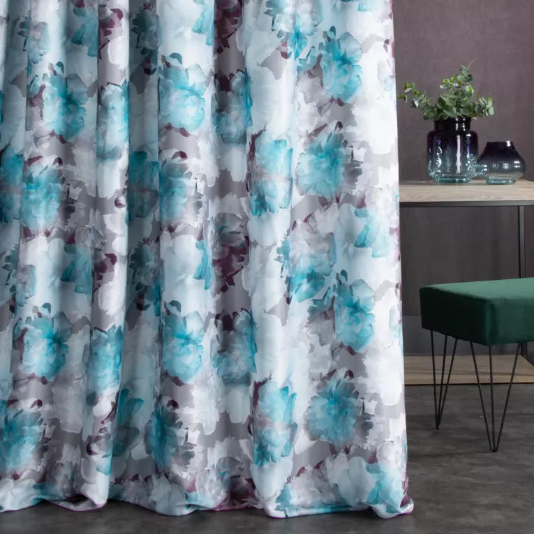 Zasłona szyta na taśmie 5 cm NIKKI jasnoturkusowa z miękkiej tkaniny typu blackout drukowanej w malarski kwiatowy wzór