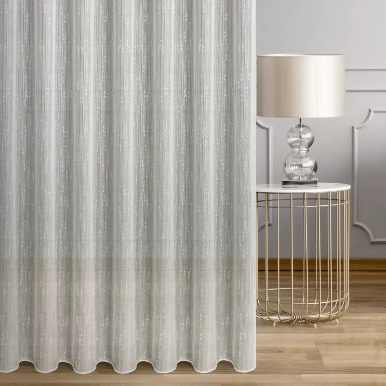 Firana szyta na taśmie 5 cm naturalna z etaminy przeplatanej delikatnie połyskującą nicią tworzącą pionowe, nieregularne paseczki