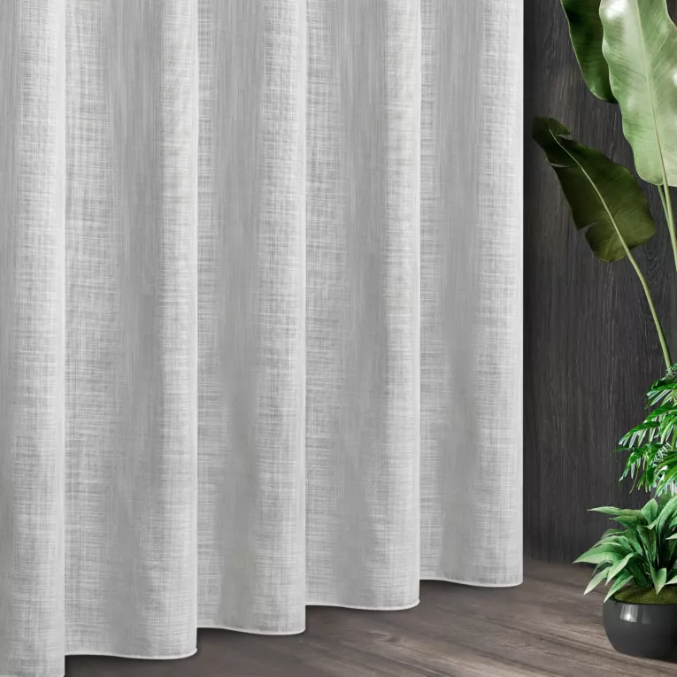 Tkanina firanowa gładka matowa etamina  o gęstym splocie wykończona szwem obciążającym