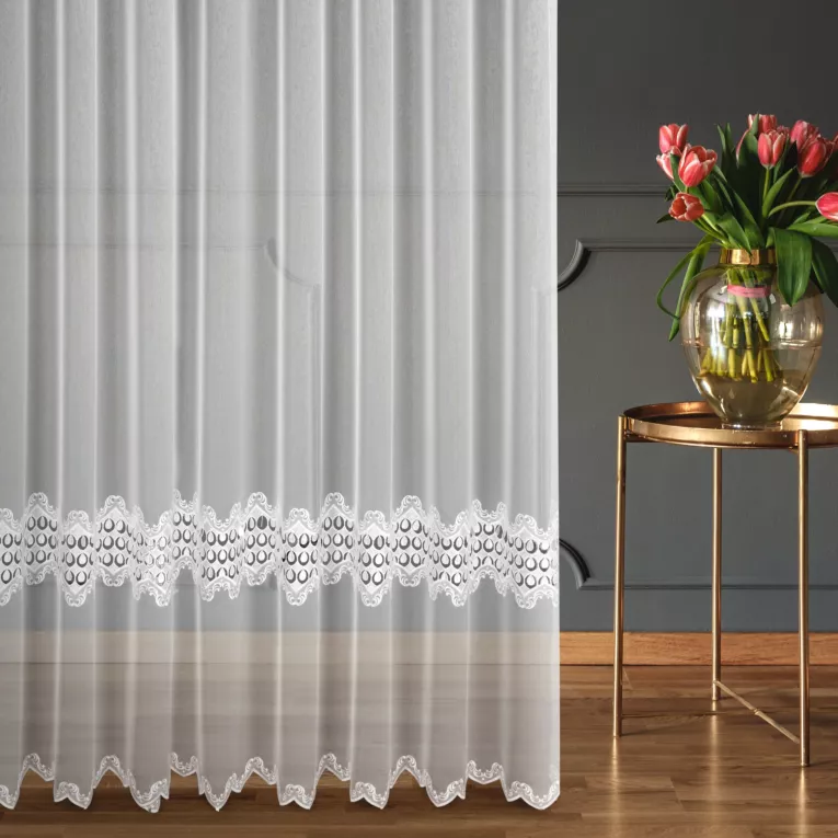 Firana szyta na taśmie 5 cm biała z gładkiej markizety zdobionej aplikacją o subtelnym połysku