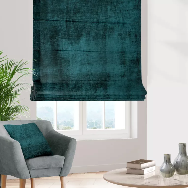 Roleta rzymska SAFARI 1 ciemnoturkusowa z miękkiej welwetowej tkaniny z połyskiem i poziomym prążkiem