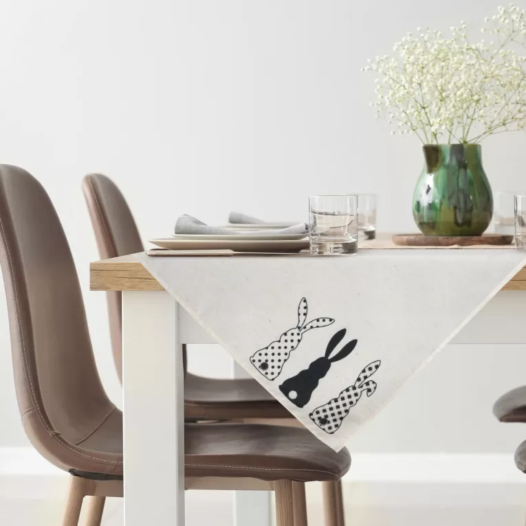 Bieżnik na stół biało, czarny 85x85 cm welwetowy WIOSNA zdobiony nadrukiem siedzących zajączków