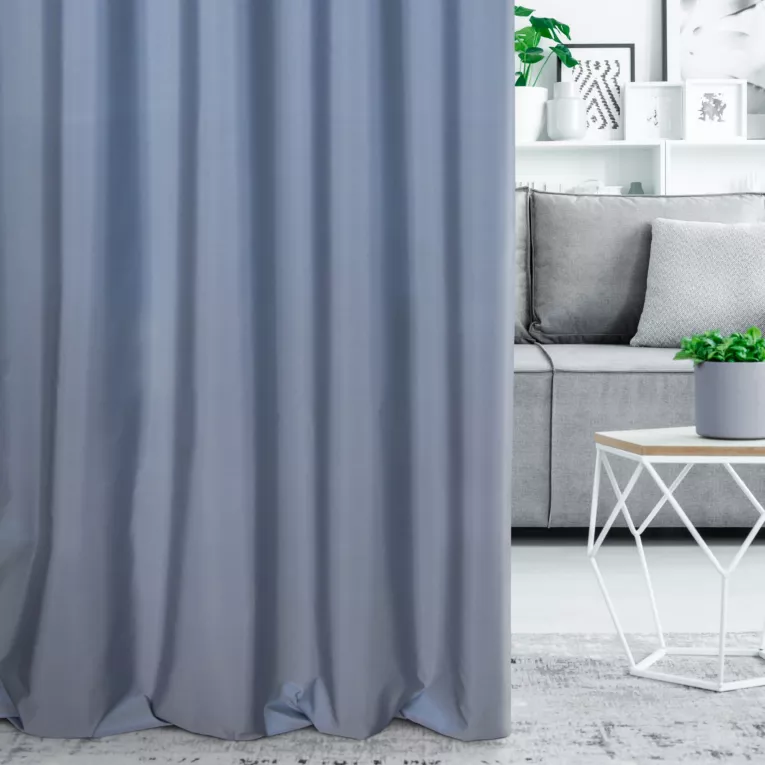 Zasłona szyta na taśmie 5 cm niebieska z gładkiej tkaniny z delikatnym połyskiem