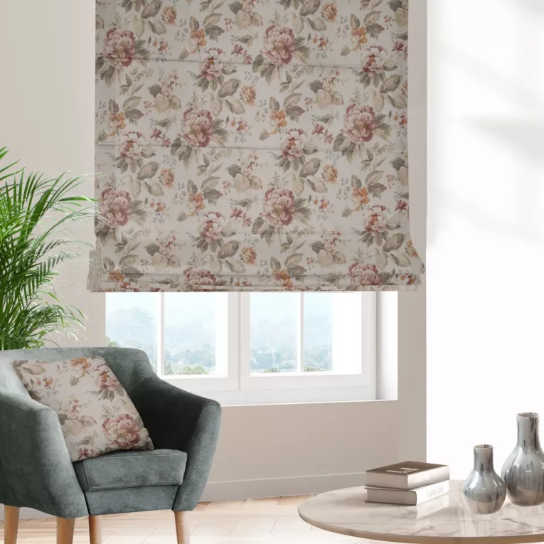 Roleta rzymska kremowo ceglasta z tkaniny z dodatkiem bawełny i nici metalicznej, o wzorze w kwiaty, zawiera 20% bawełny