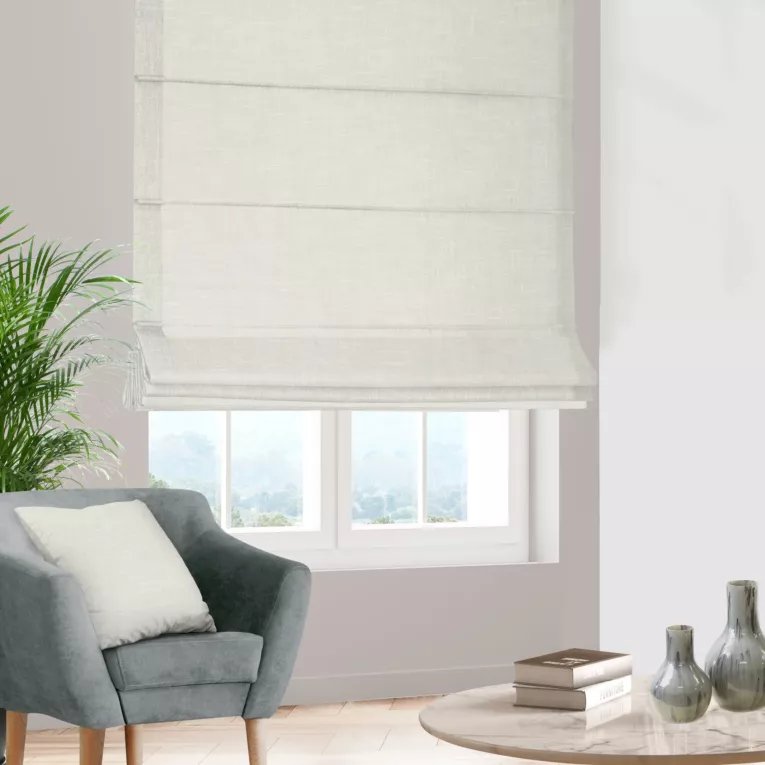 Roleta rzymska naturalno beżowa z tkaniny o naturalnym splocie, w stylu ekologicznym